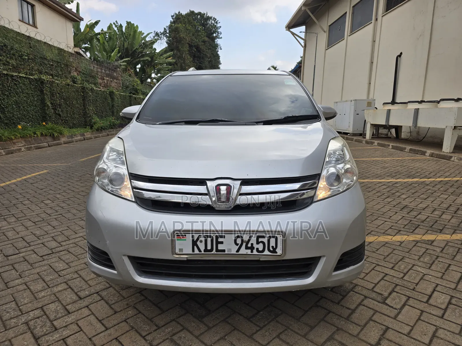 Toyota ISIS 2014 Silver