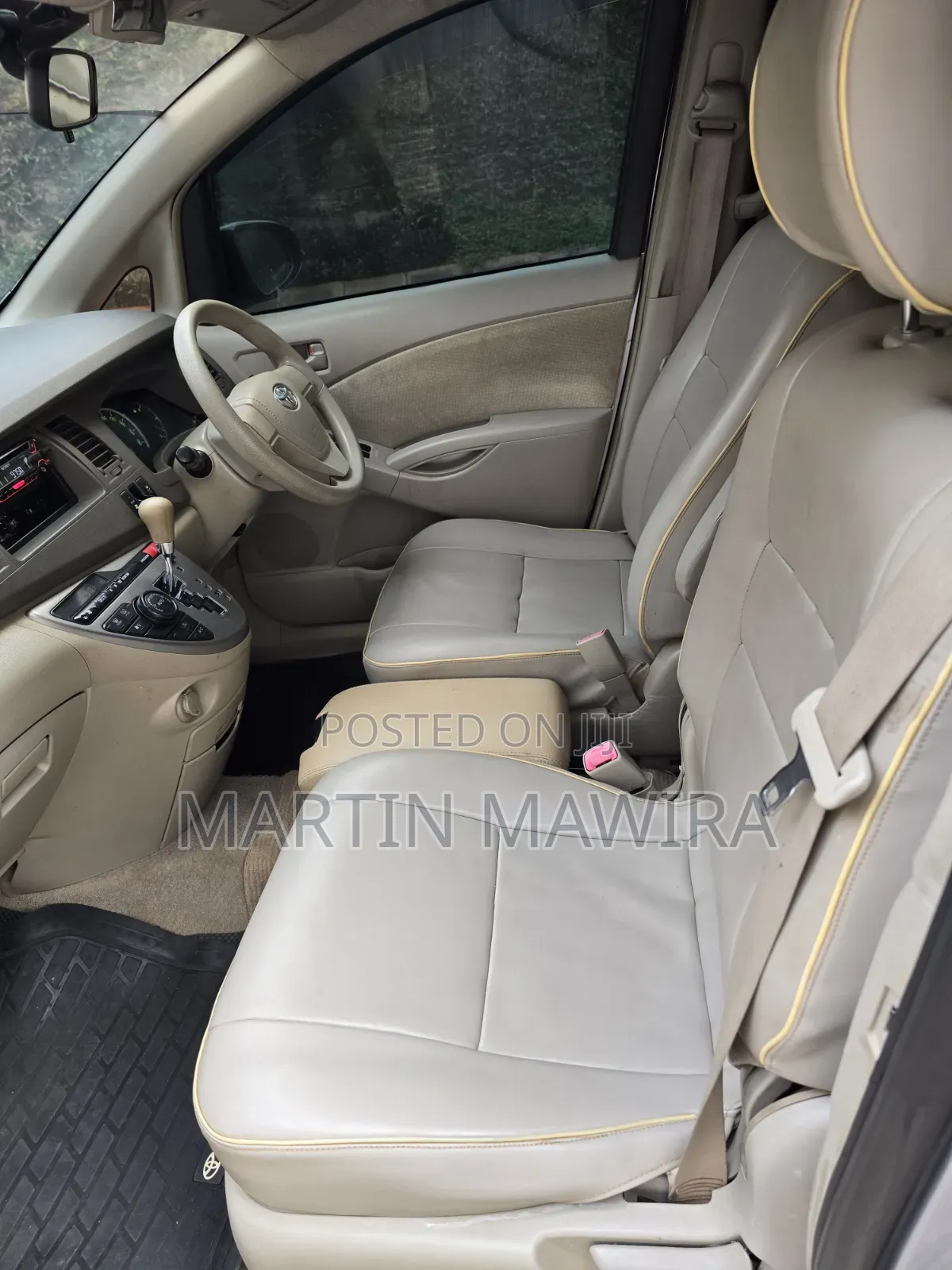 Toyota ISIS 2014 Silver
