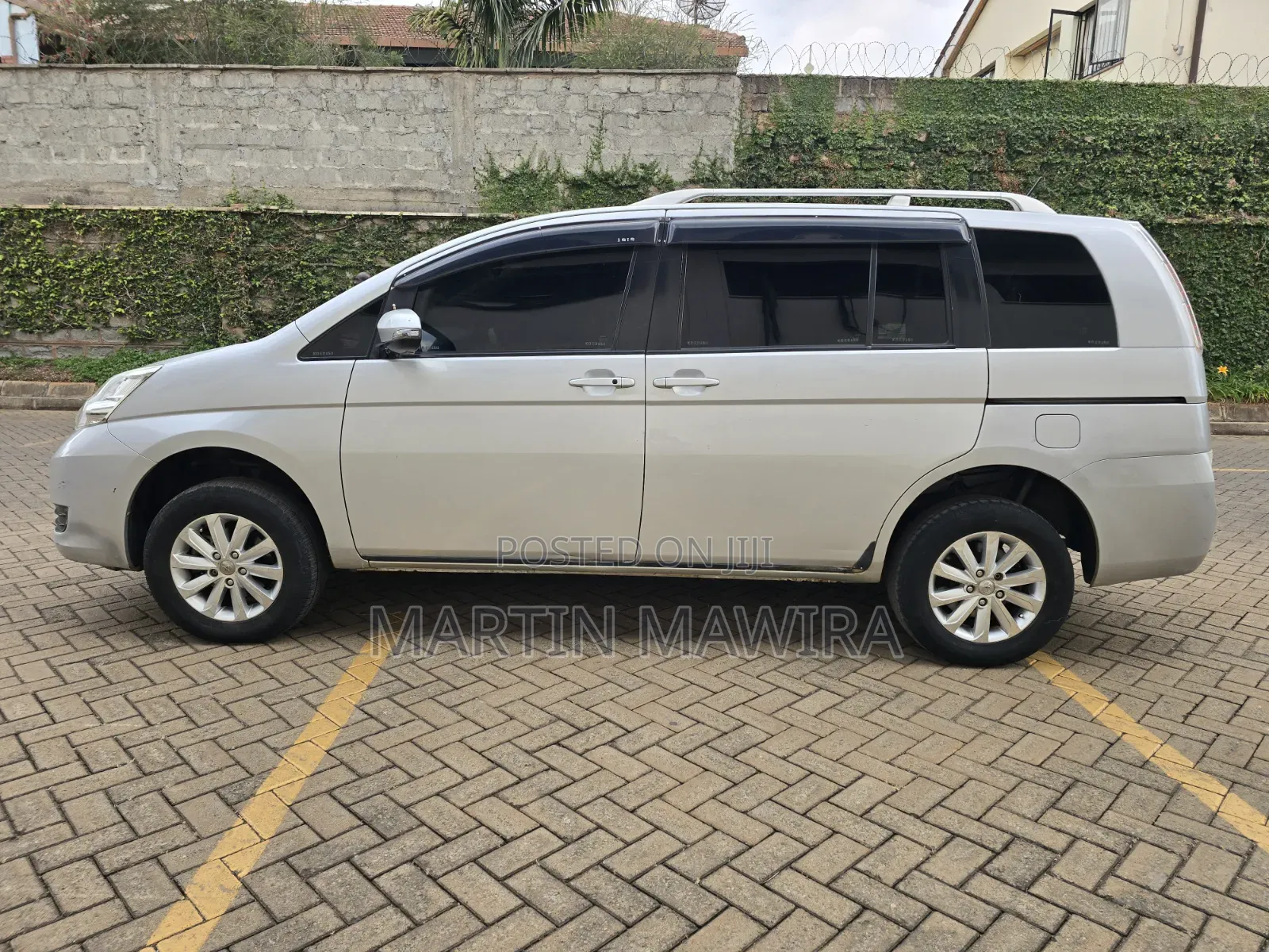 Toyota ISIS 2014 Silver