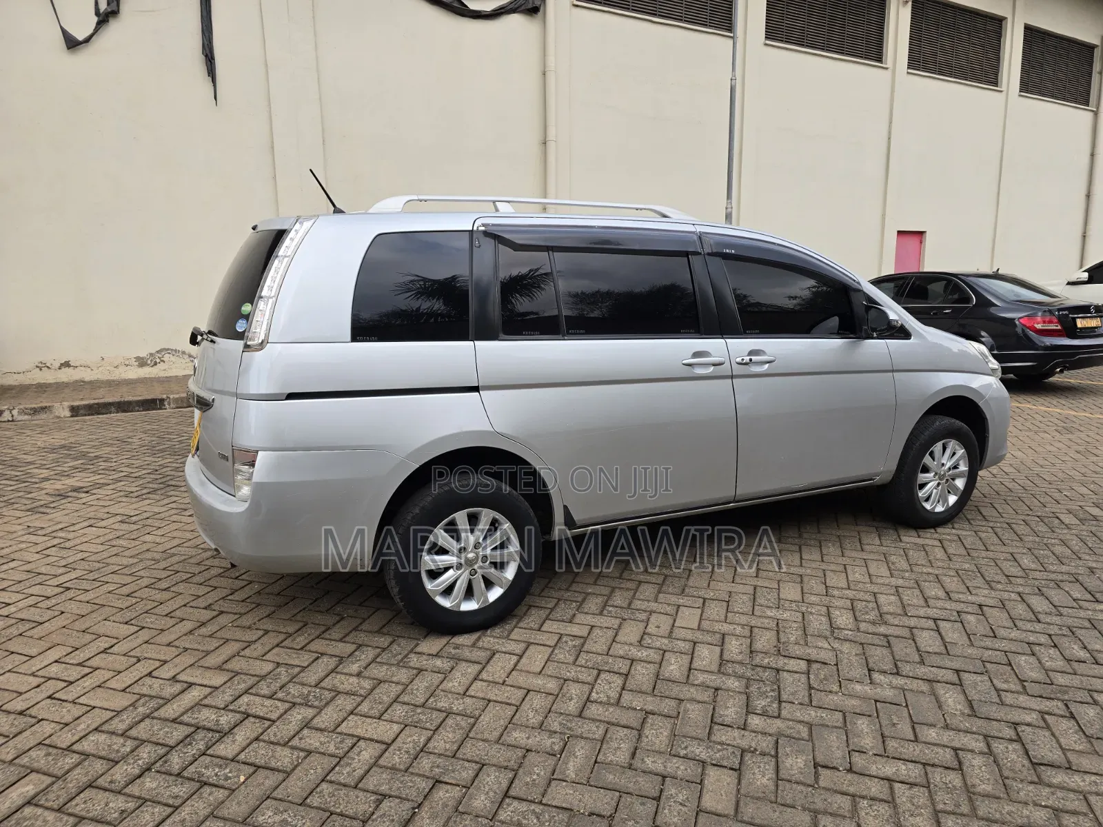 Toyota ISIS 2014 Silver