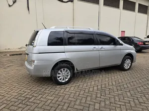 Toyota ISIS 2014 Silver