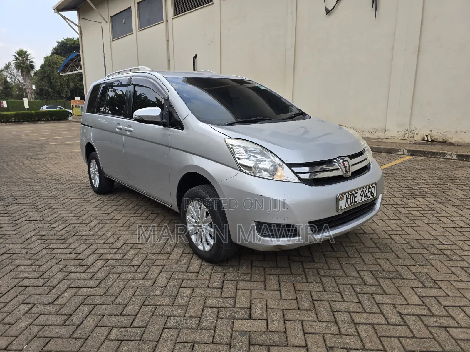 Toyota ISIS 2014 Silver