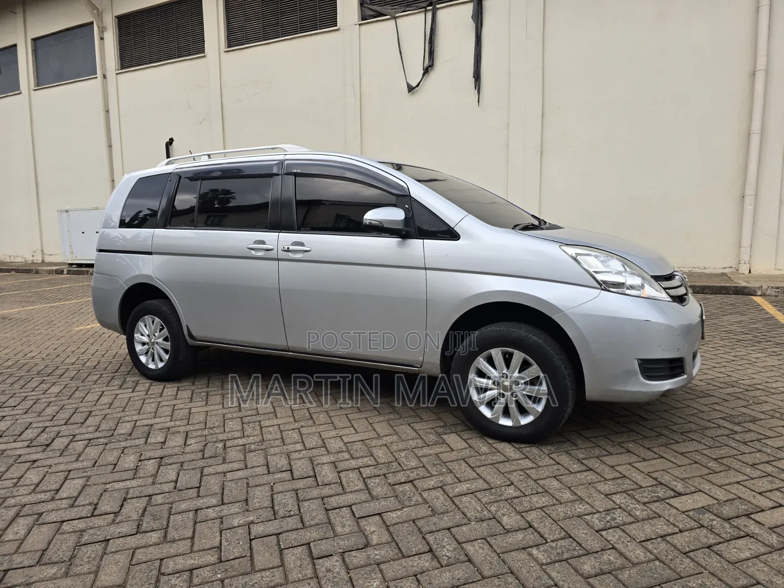 Toyota ISIS 2014 Silver