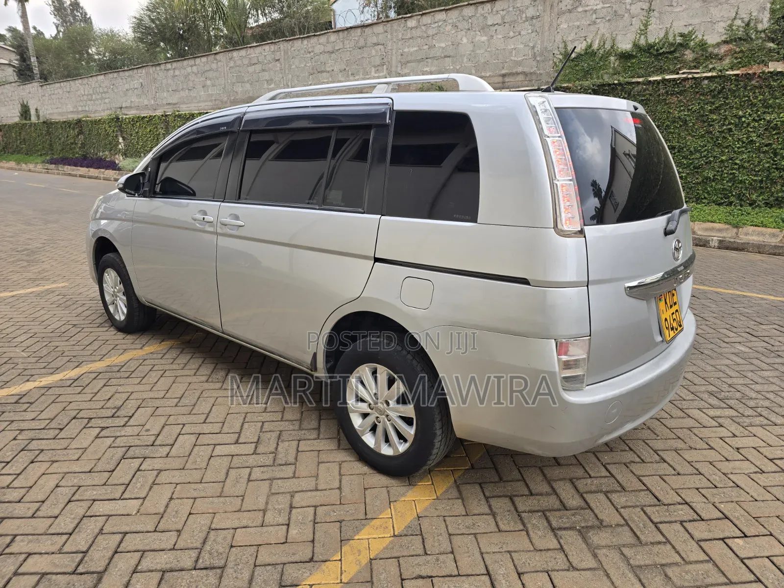 Toyota ISIS 2014 Silver