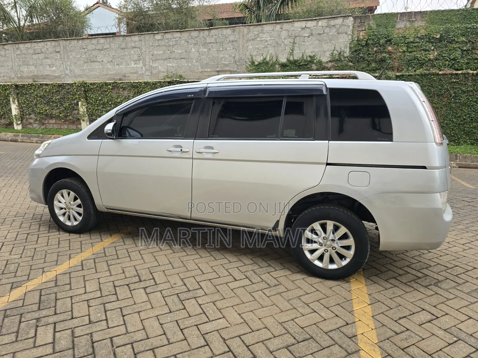 Toyota ISIS 2014 Silver
