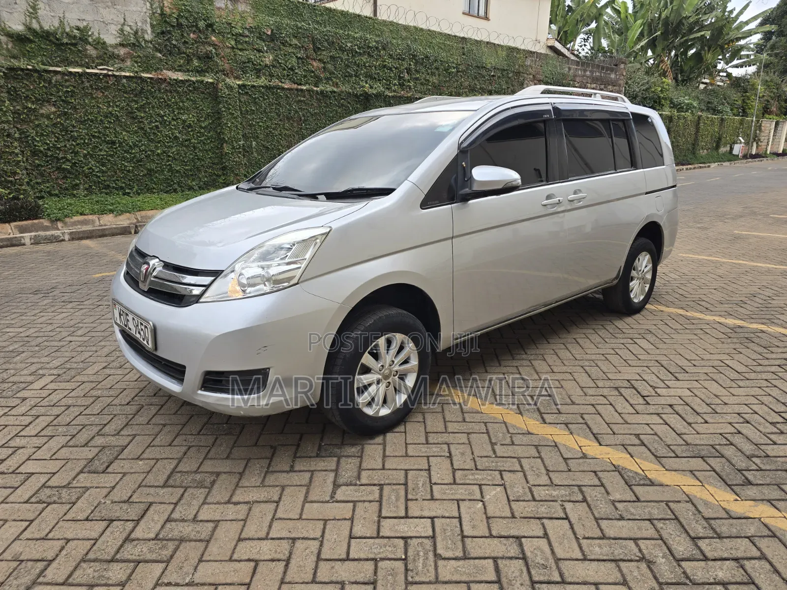Toyota ISIS 2014 Silver