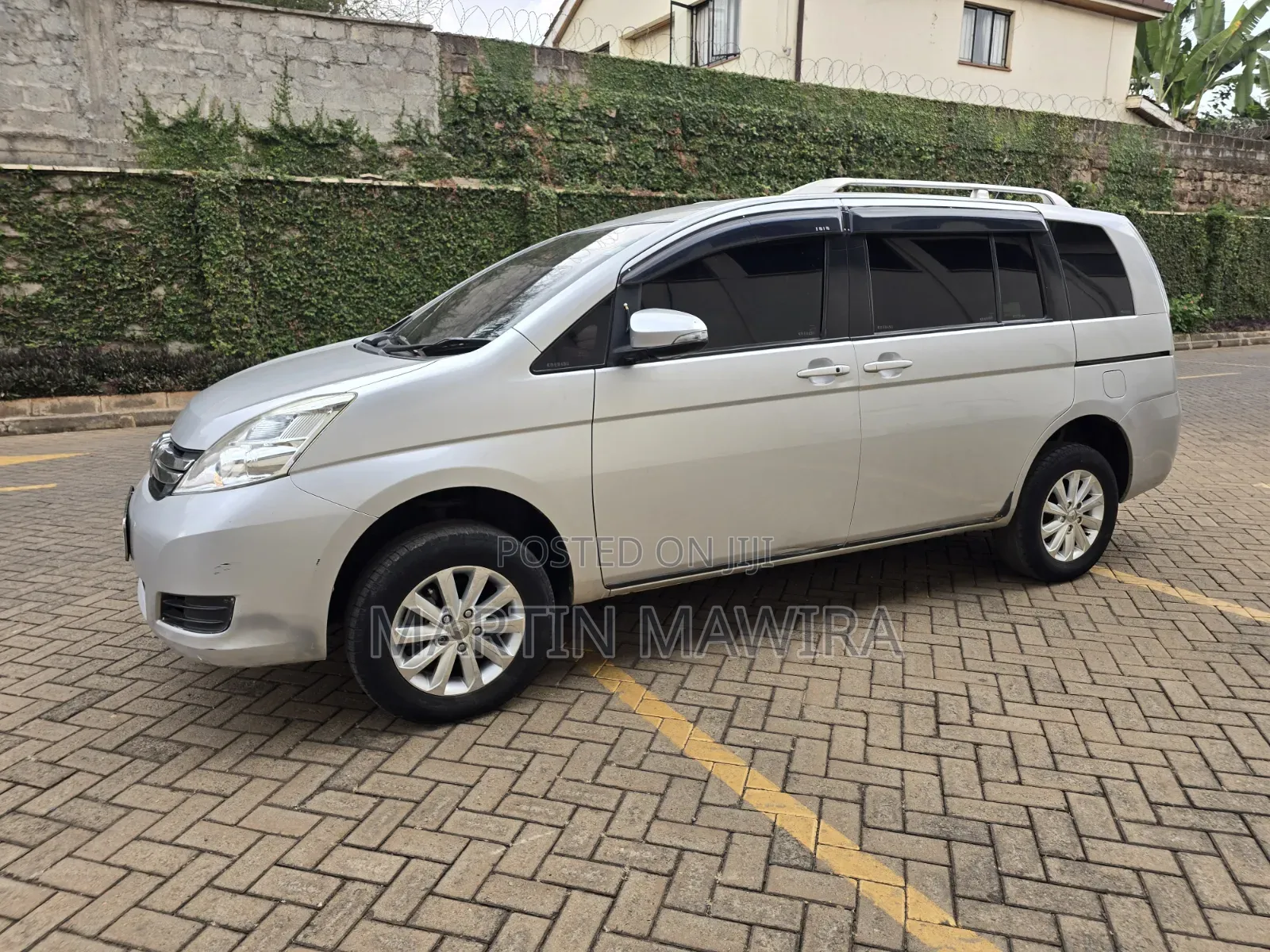Toyota ISIS 2014 Silver