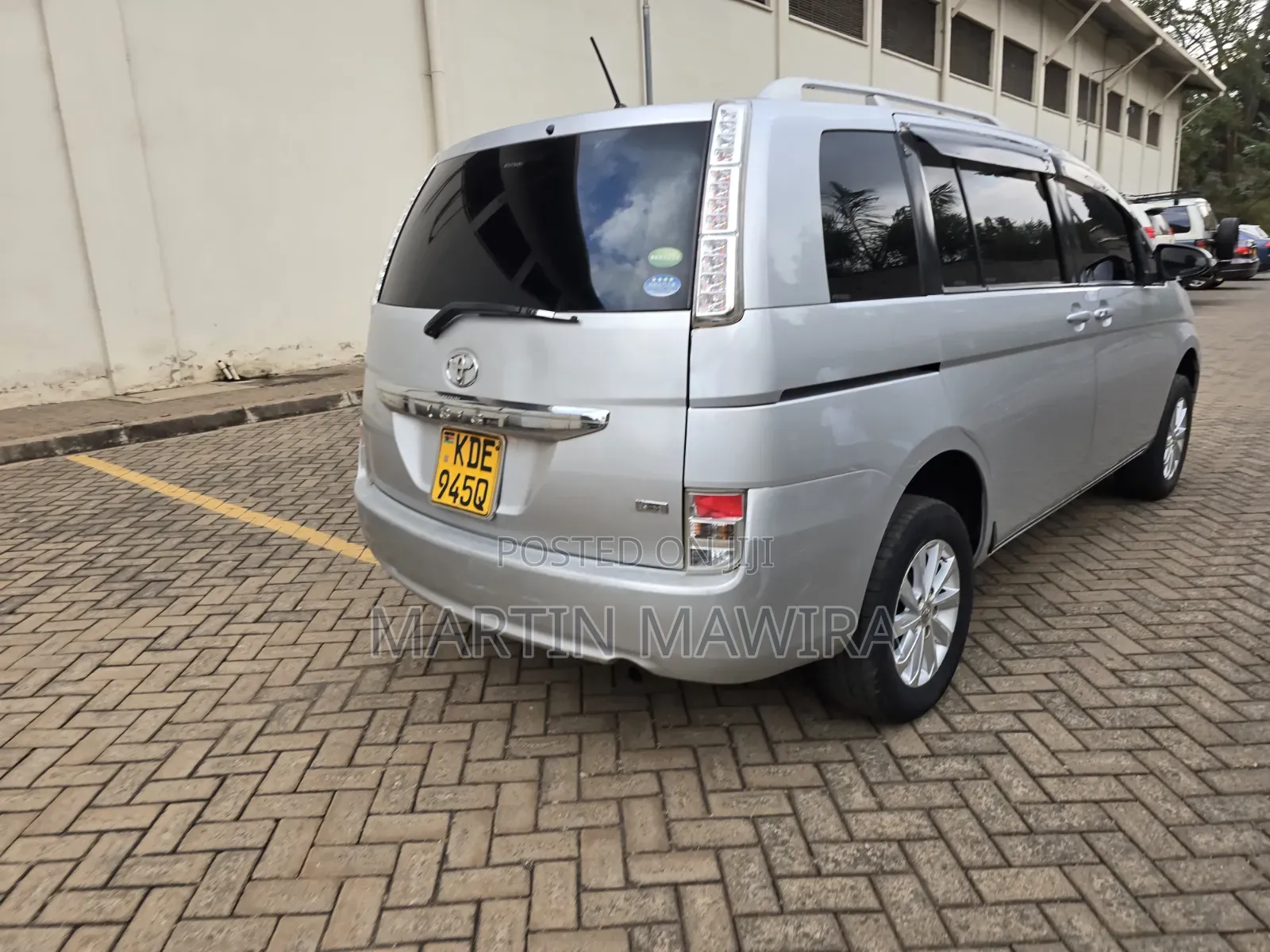 Toyota ISIS 2014 Silver