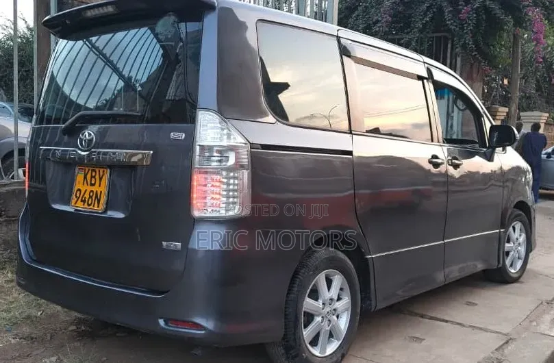 Toyota Noah 2007 Gray