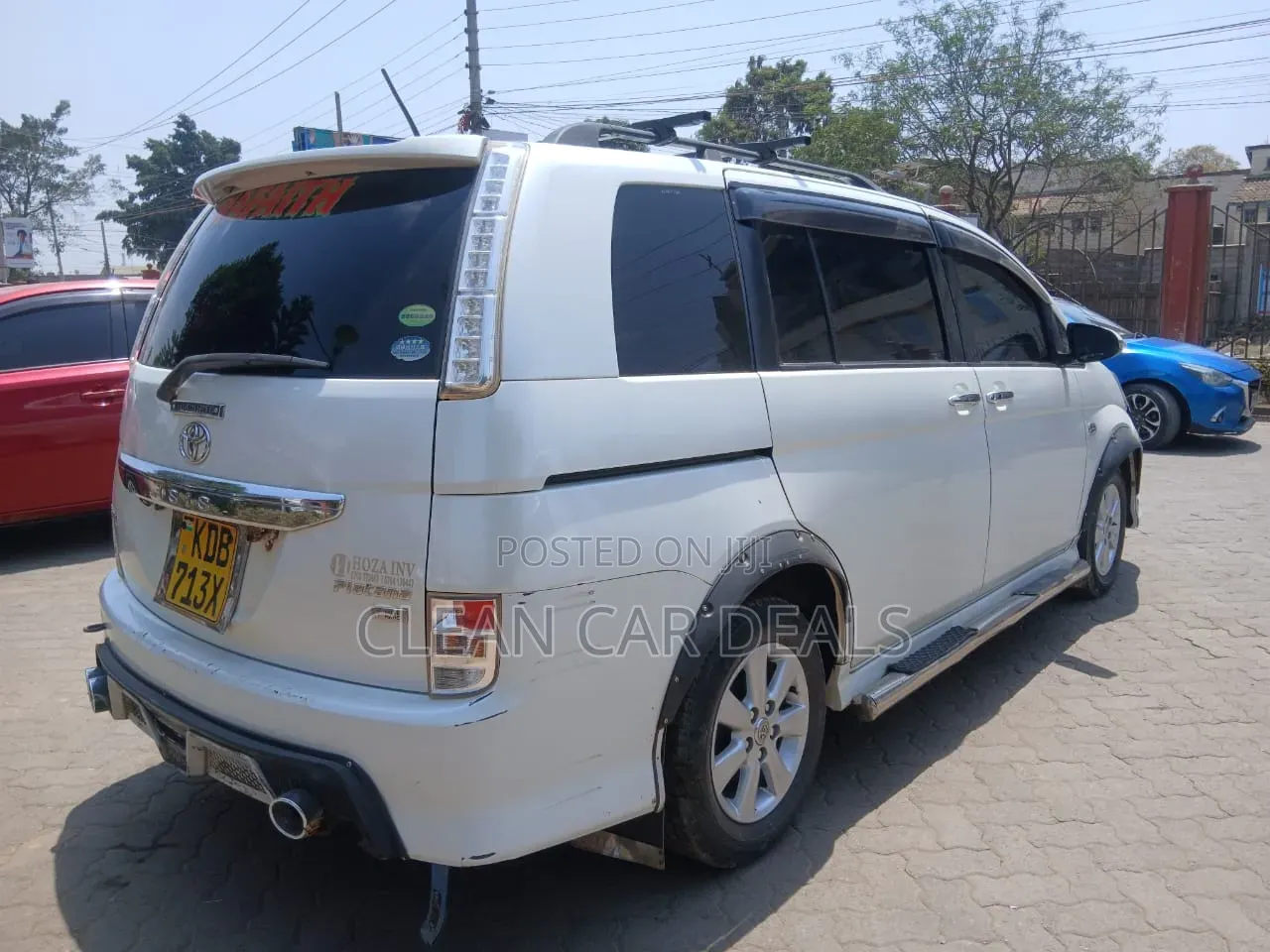 Toyota ISIS 2014 White