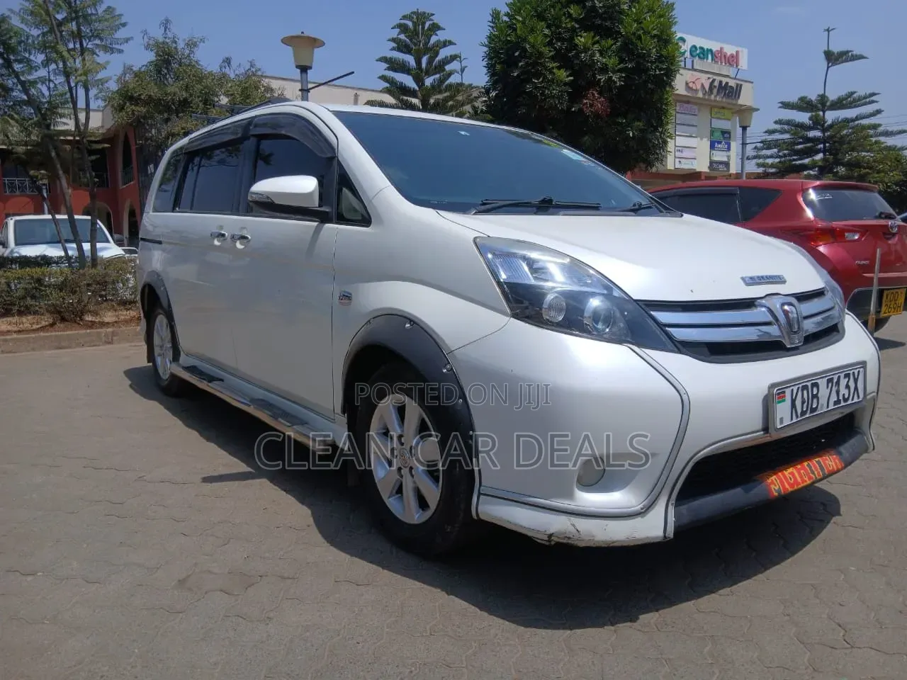 Toyota ISIS 2014 White