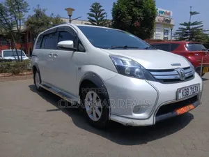 Toyota ISIS 2014 White