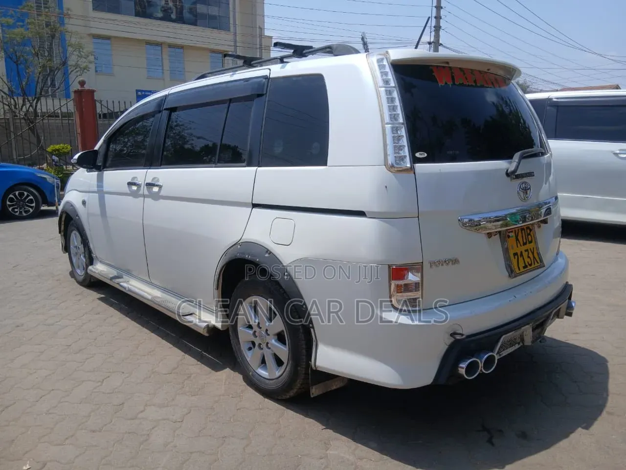 Toyota ISIS 2014 White