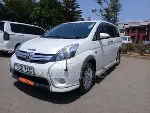 Toyota ISIS 2014 White