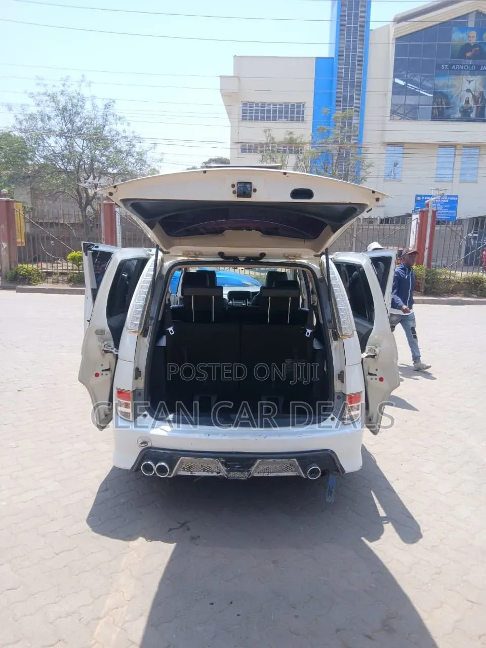 Toyota ISIS 2014 White