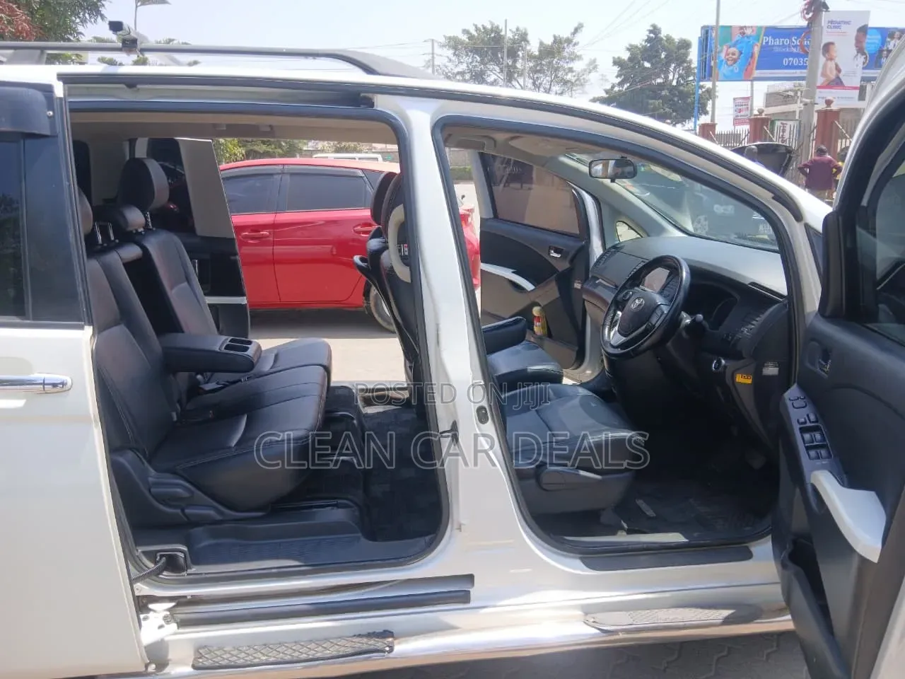 Toyota ISIS 2014 White