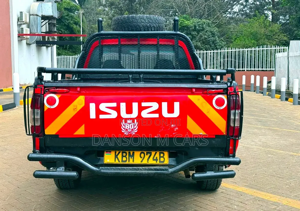 Isuzu D-MAX 2010 Red