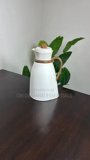 High Quality Flask With a Brown Bamboo Ring and Handle
1ltr