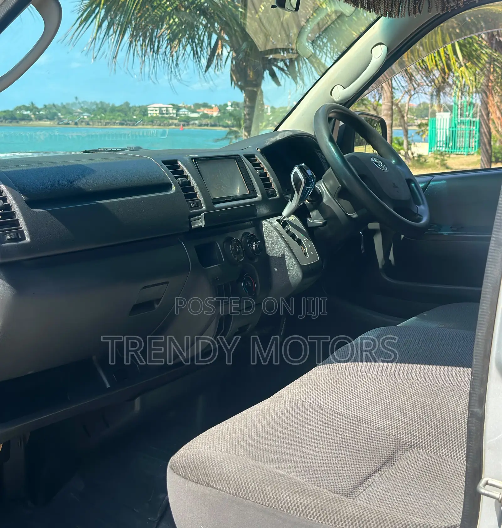 Toyota HiAce 2015 Silver