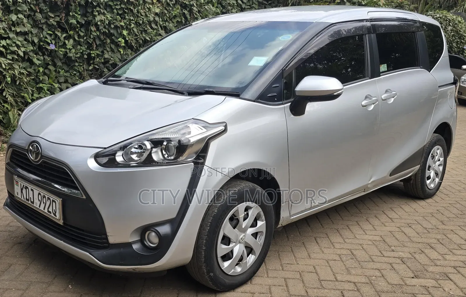 Toyota Sienta 2016 Silver