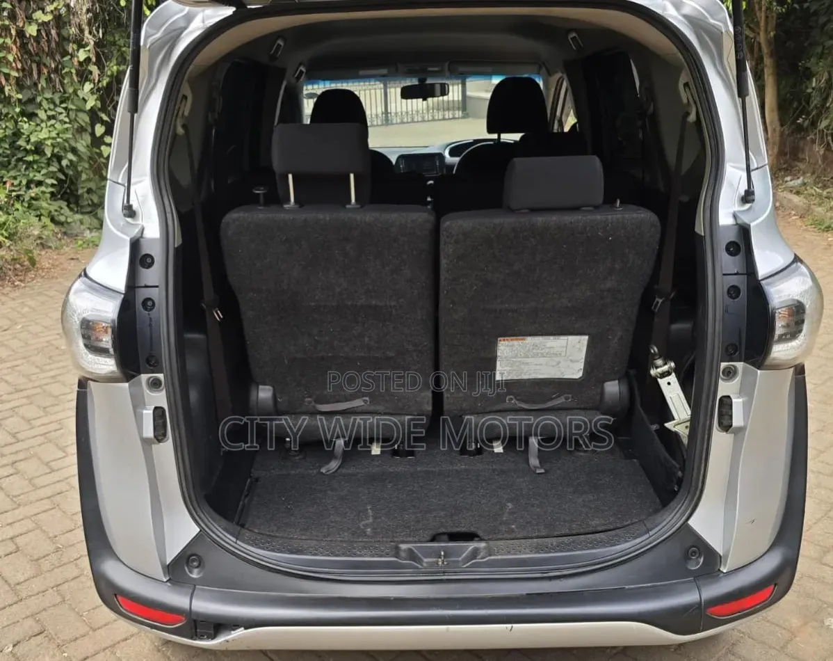 Toyota Sienta 2016 Silver
