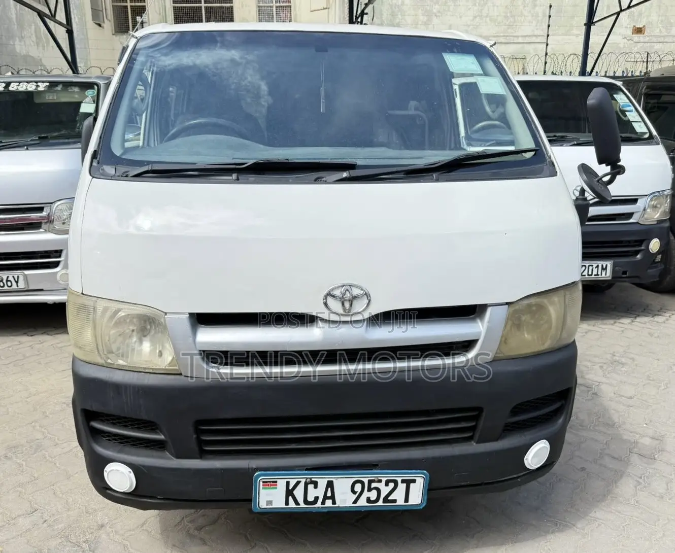 Toyota HiAce 2000 White