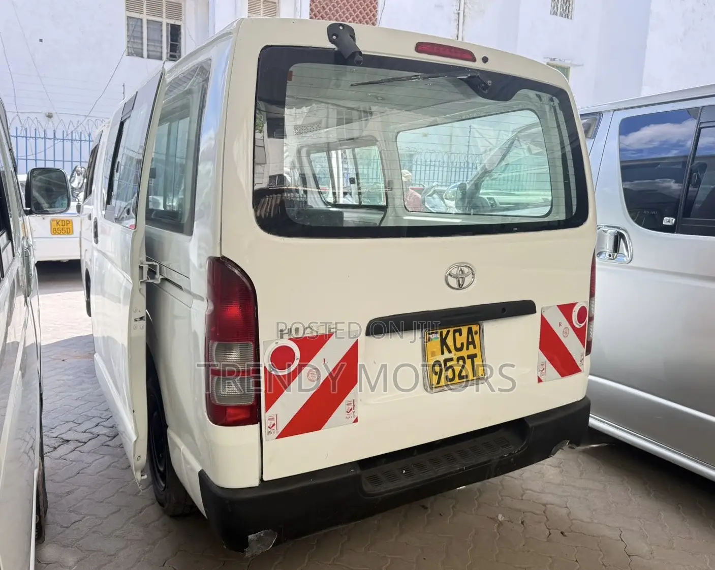 Toyota HiAce 2000 White