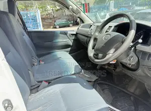 Toyota HiAce 2000 White