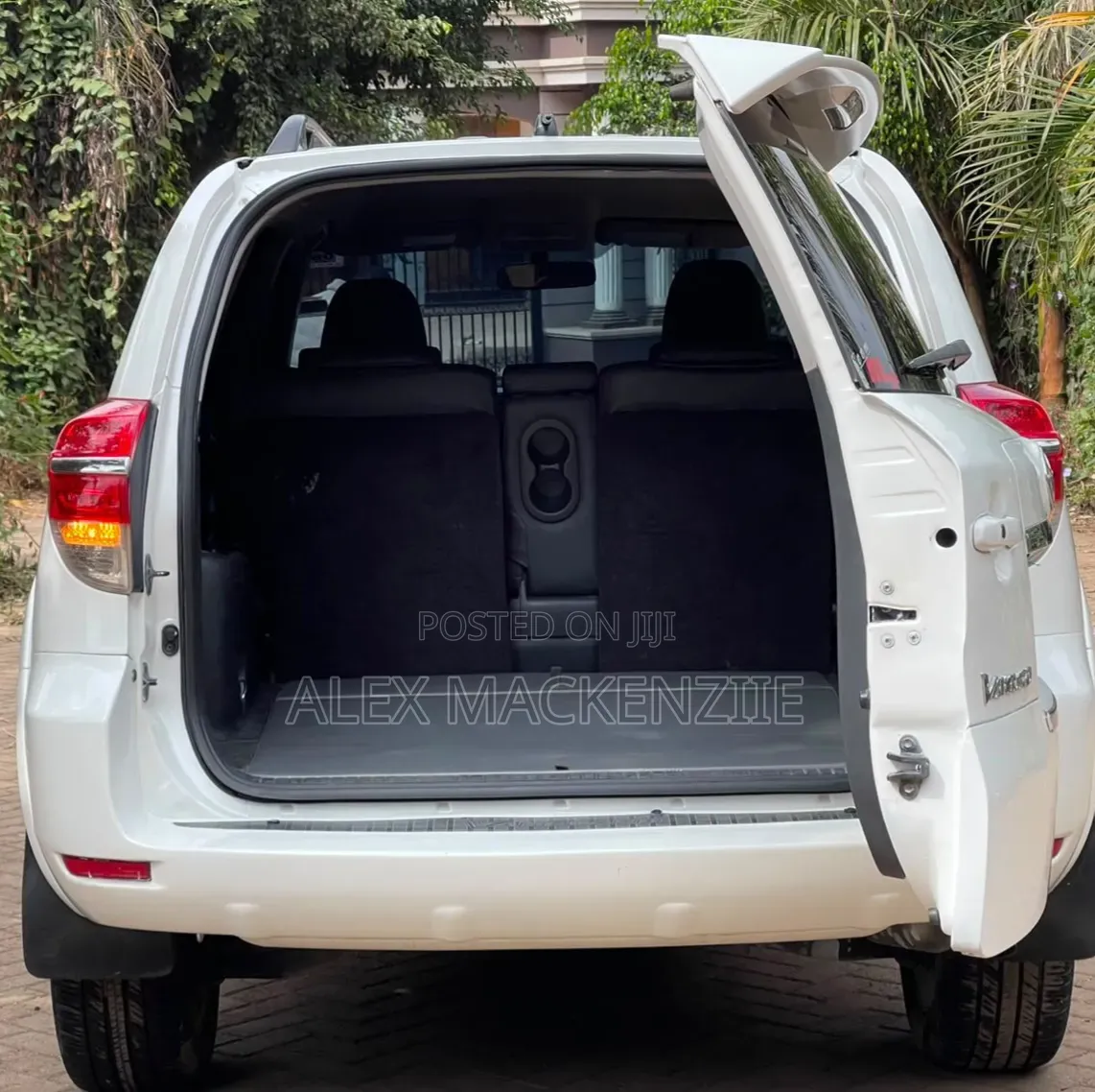 Toyota Vanguard 2012 White