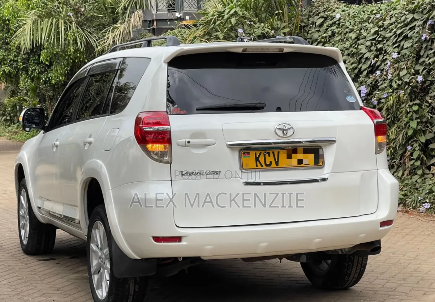 Toyota Vanguard 2012 White