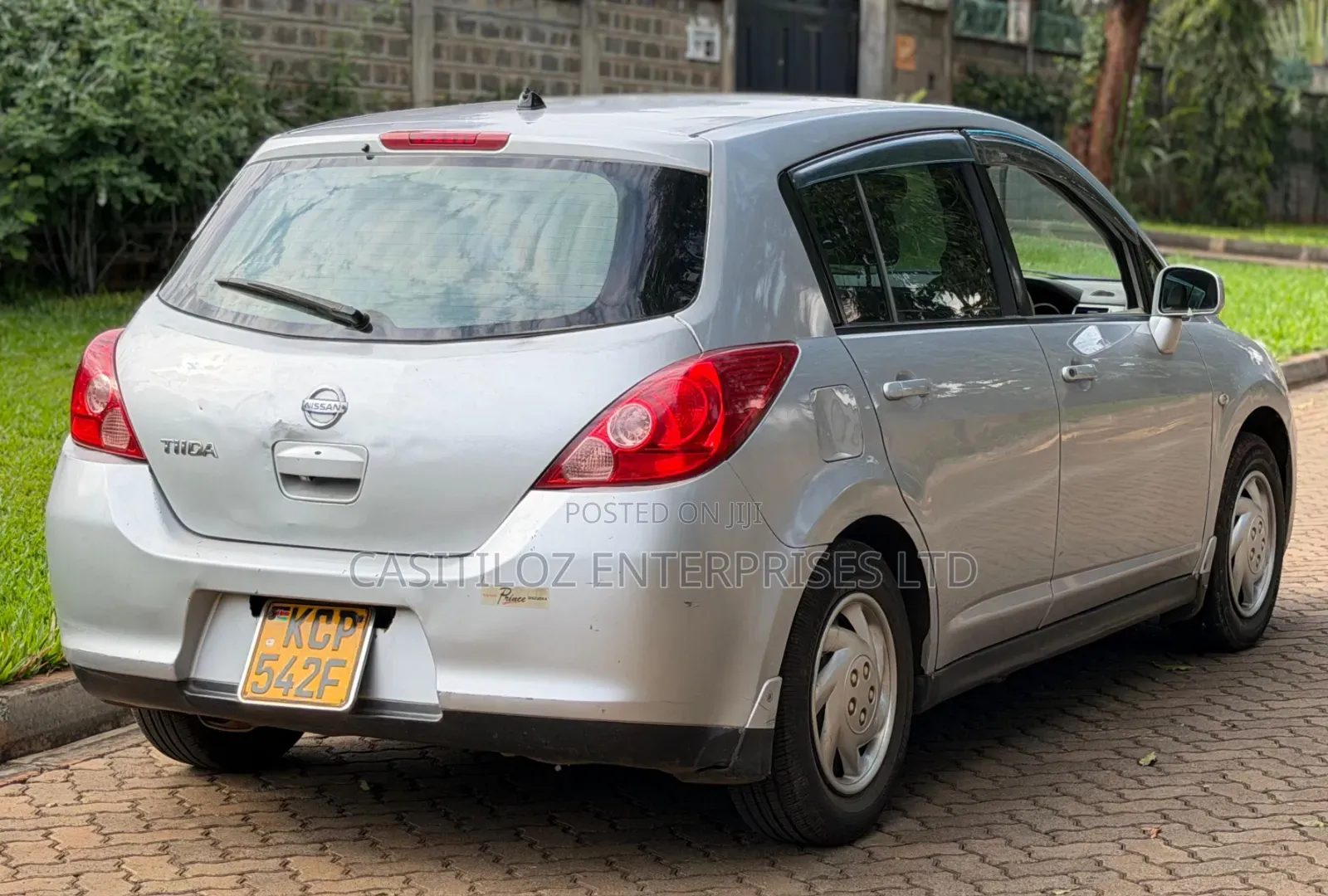 Nissan Tiida 2010 Silver