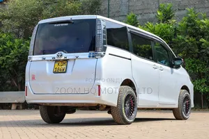 Toyota Voxy 2016 Silver