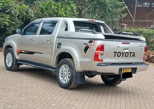 Toyota Hilux 2012 Brown