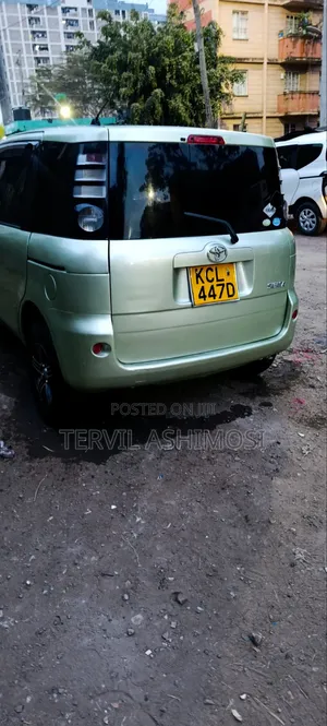 Toyota Sienta 2010 Green