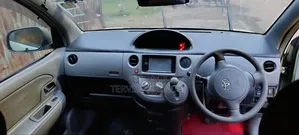 Toyota Sienta 2010 Green
