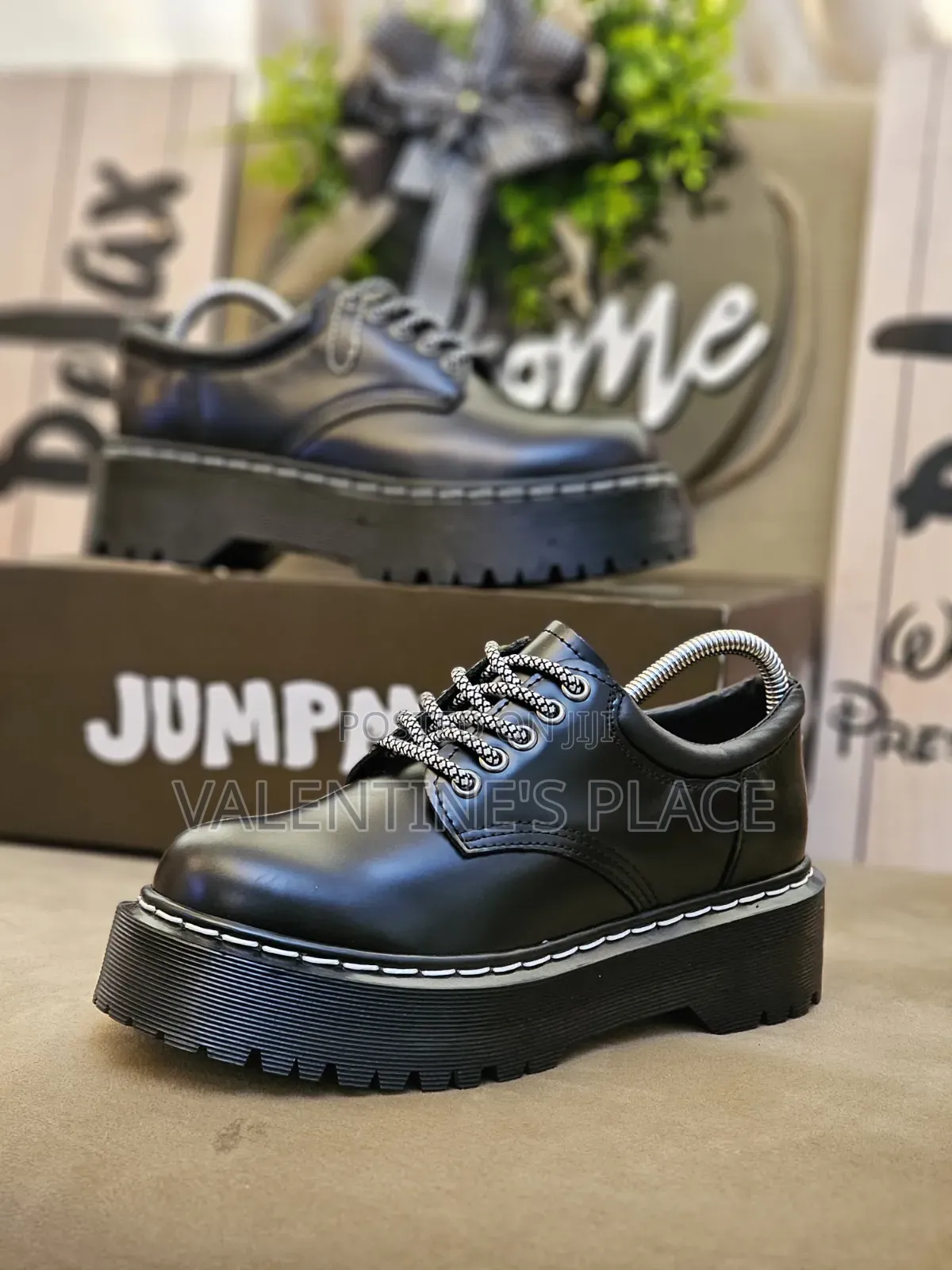 Spot New DR MARTENS
