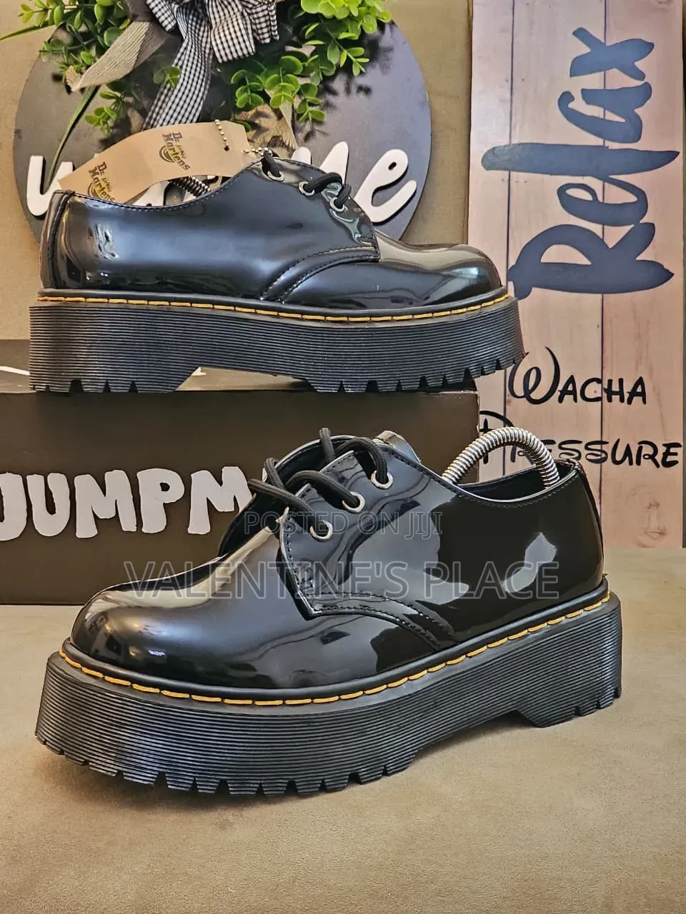 Spot New DR MARTENS