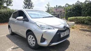 Toyota Vitz 2017 Silver