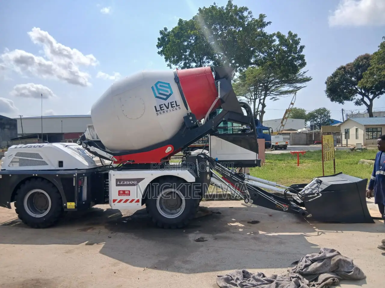 Self Loading (Mobile) Concrete Mixer