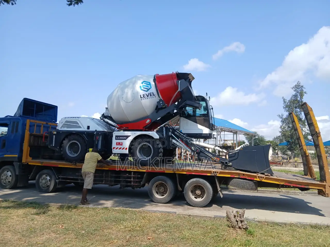 Self Loading (Mobile) Concrete Mixer