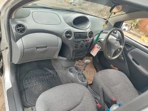 Toyota Vitz 2000 Silver