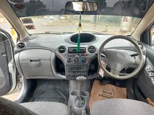 Toyota Vitz 2000 Silver