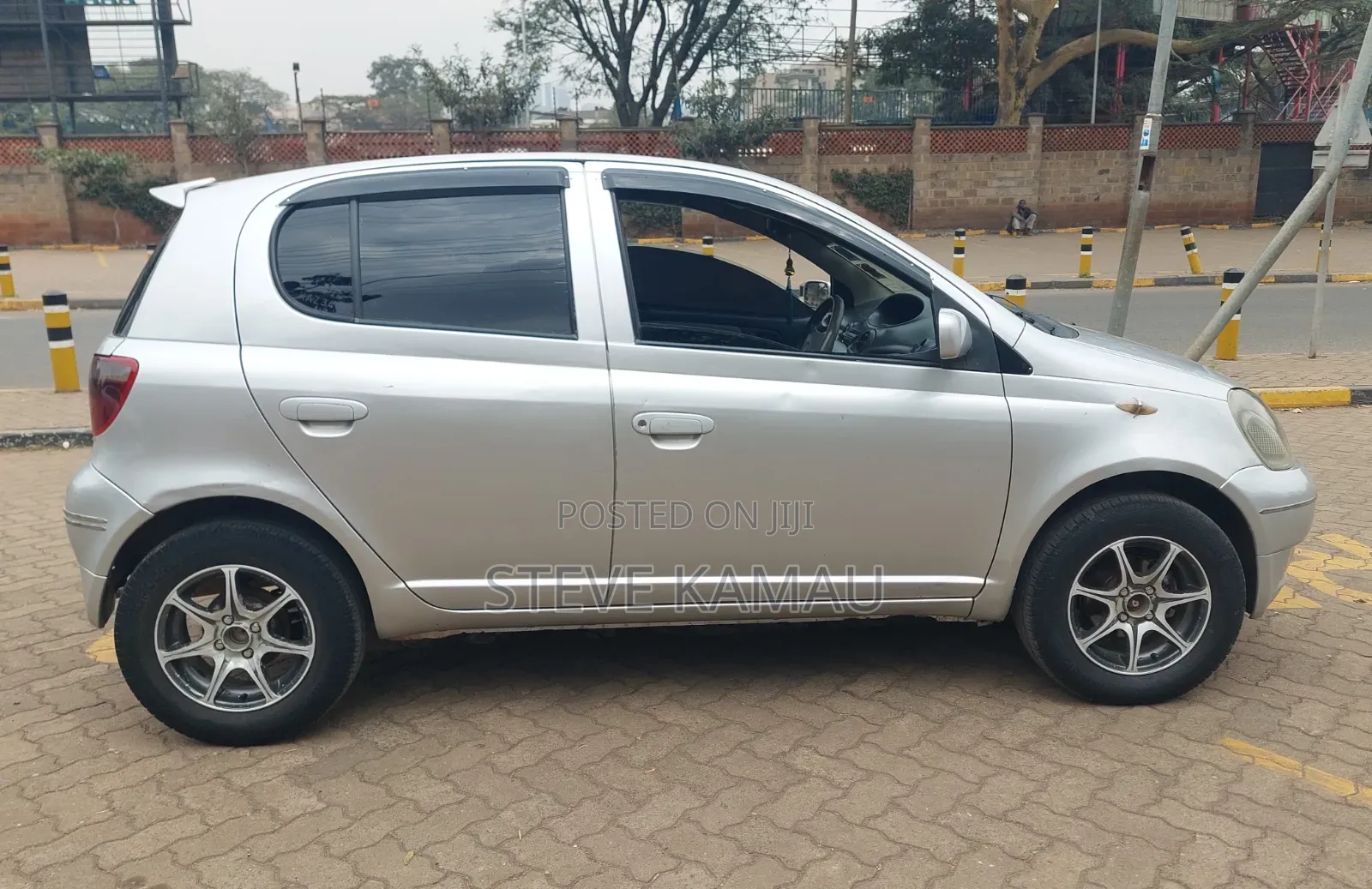 Toyota Vitz 2000 Silver