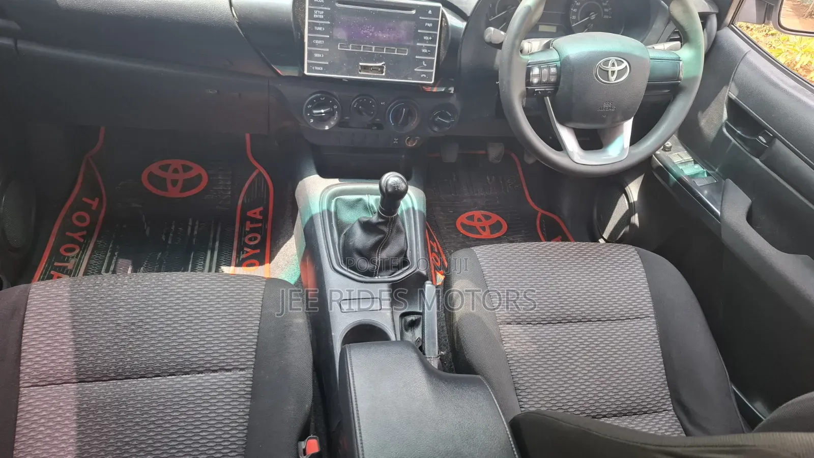 Toyota Hilux 2021 White