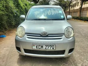 Toyota Sienta 2010 Silver