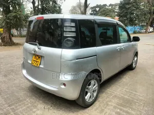 Toyota Sienta 2010 Silver