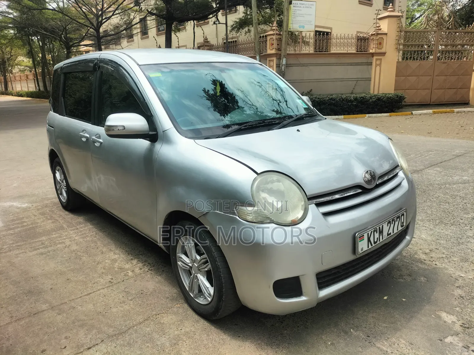 Toyota Sienta 2010 Silver