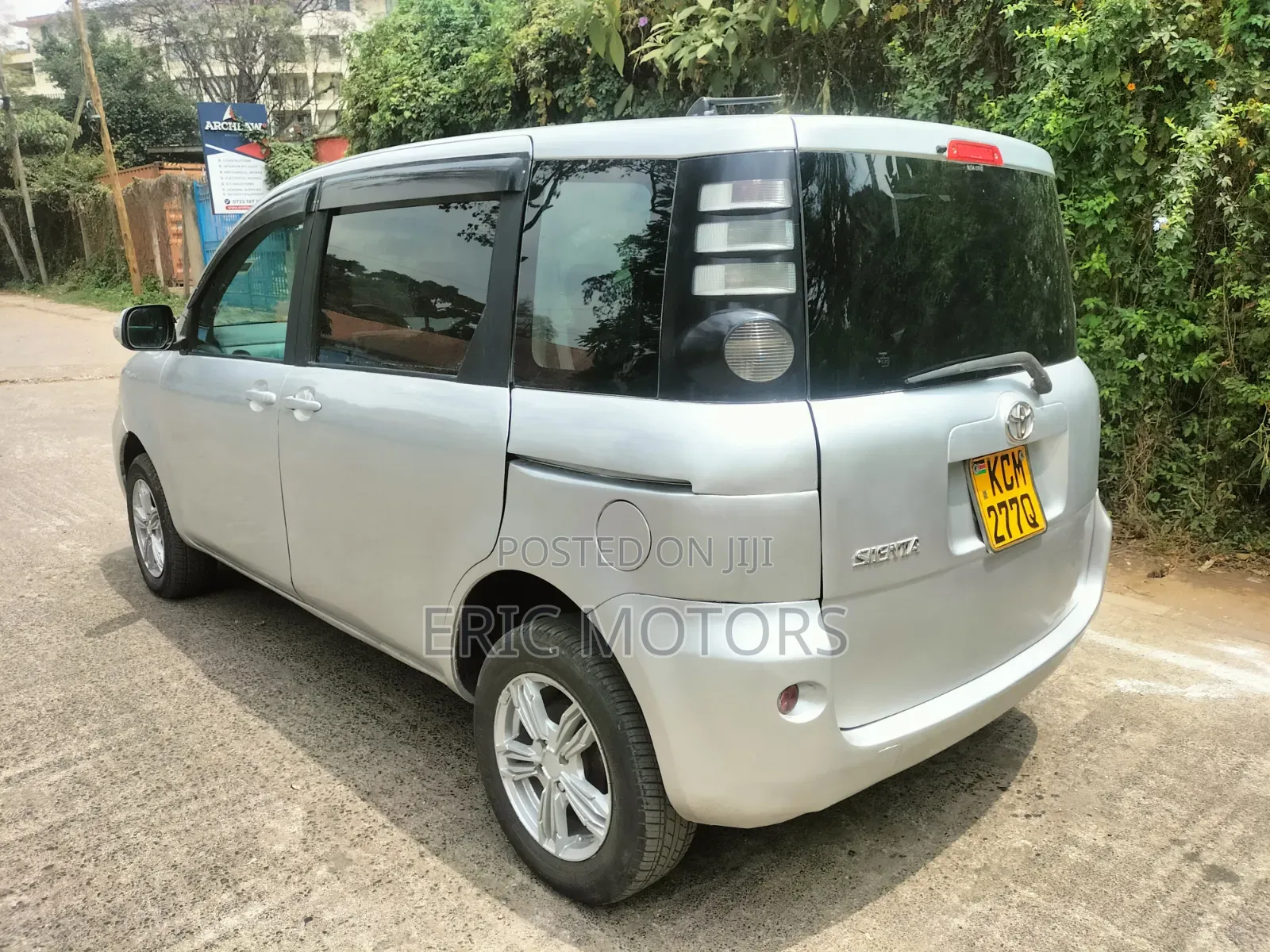 Toyota Sienta 2010 Silver