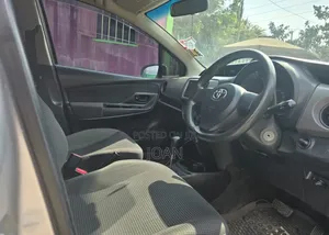 Toyota Vitz 2016 Silver