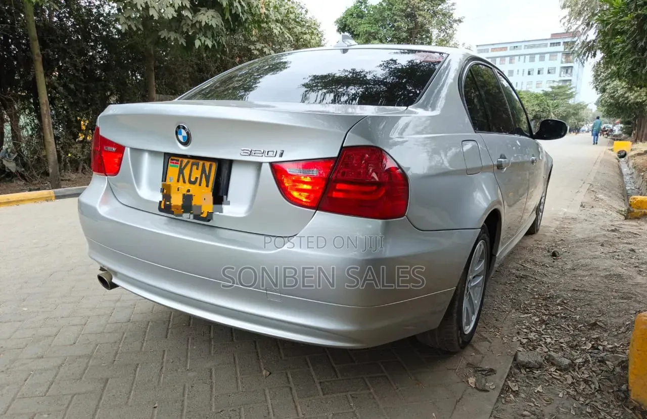 BMW 320i 2011 Silver